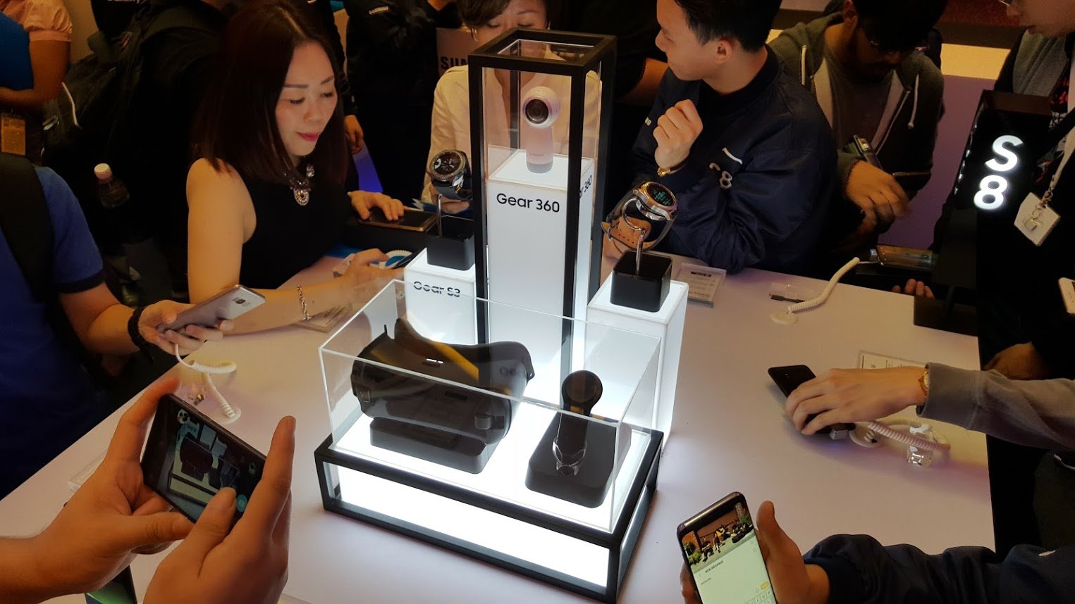 三星在推介礼体验区，展示了新一代360摄影机、Gear VR专用控制器等配件。
