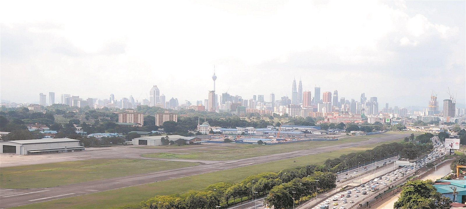 大马城坐落在吉隆坡新街场，总占地486亩，发展总值达2000亿令吉，大马城将成为吉隆坡公共交通系统的中枢，除了连接捷运2线和捷运3线，还有电动火车、吉隆坡国际机场快铁（ERL）和隆新高铁，及12条高速大道都可通往该城，为了让大马城顺利开展，位于发展地段的空军基地也需要搬迁。不过，如今大马城发展大计因为股权交易告吹蒙上阴影。
