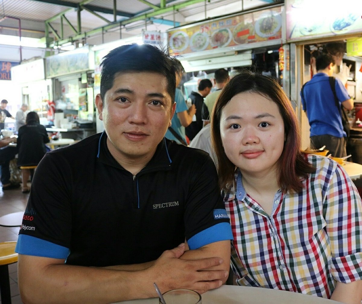 李宇翔（左）和翁淑萍（右）同乘摩哆到新加坡。