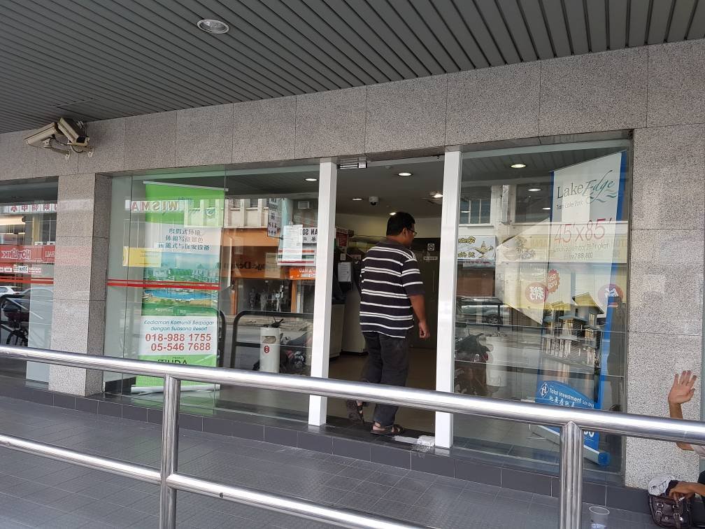 杨嘉森路大众银行外的玻璃碎已被清理，现场一样不见警员驻守。（摄影：邓翠玲)