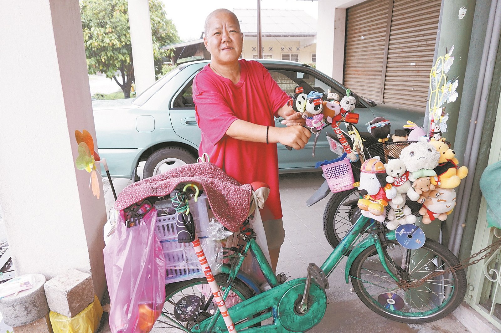 稍有力气工作的日子，江春珠会踏这辆脚车外出，沿街售卖纸巾。