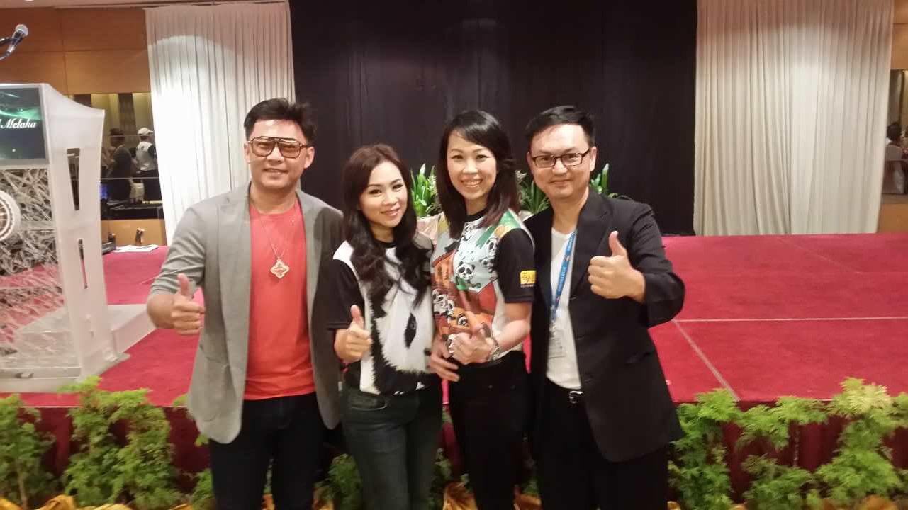 “孤星梦”项目爱心天使姚玟隆、黄晓凤与《孤星梦》作者陈美香及高德雍在新书发布会上合影。