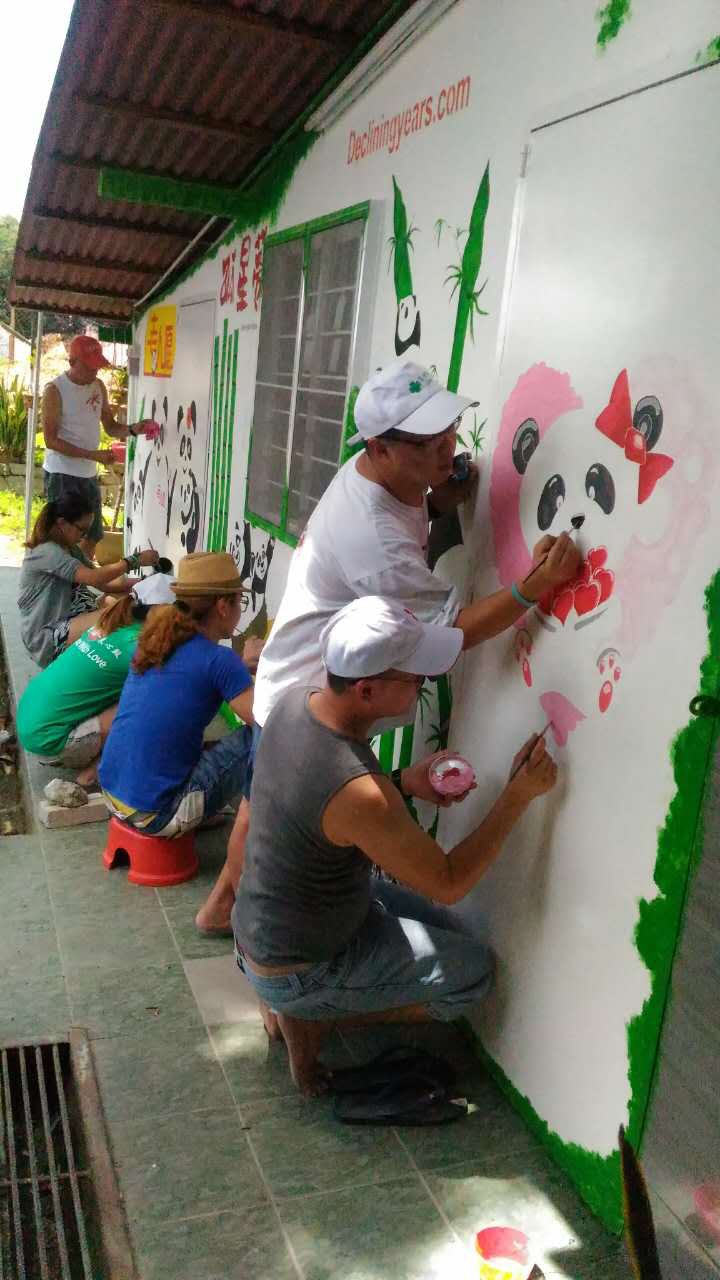 熊猫爱心团队不断在壮大，每一次活动都有至少50人实际参与， 除了维修、打扫，熊猫侠的壁画遍布半岛各地。