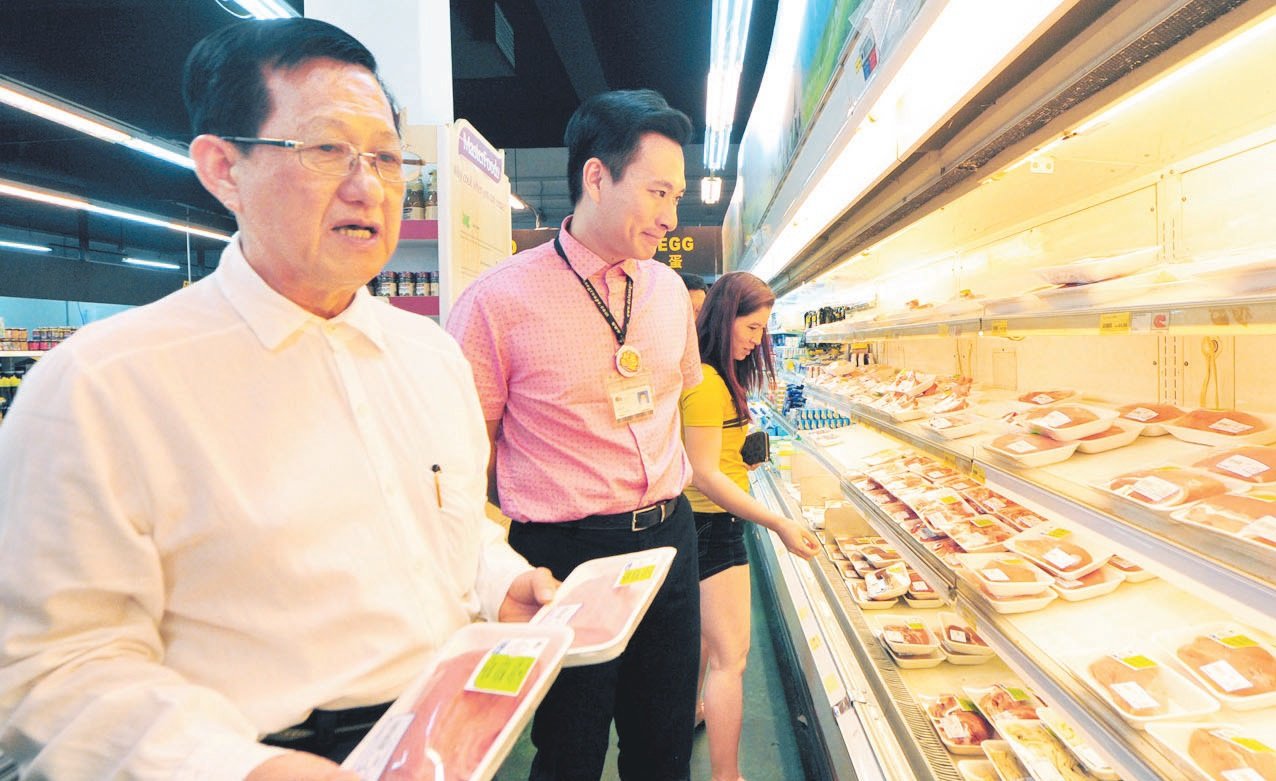 林锦华（左）创办生鲜超市，第二代掌舵人林振业（左2）则将业务多元化。