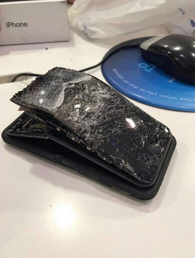 iPhone 7突然起火爆炸，导致海耶斯右手手指受伤。