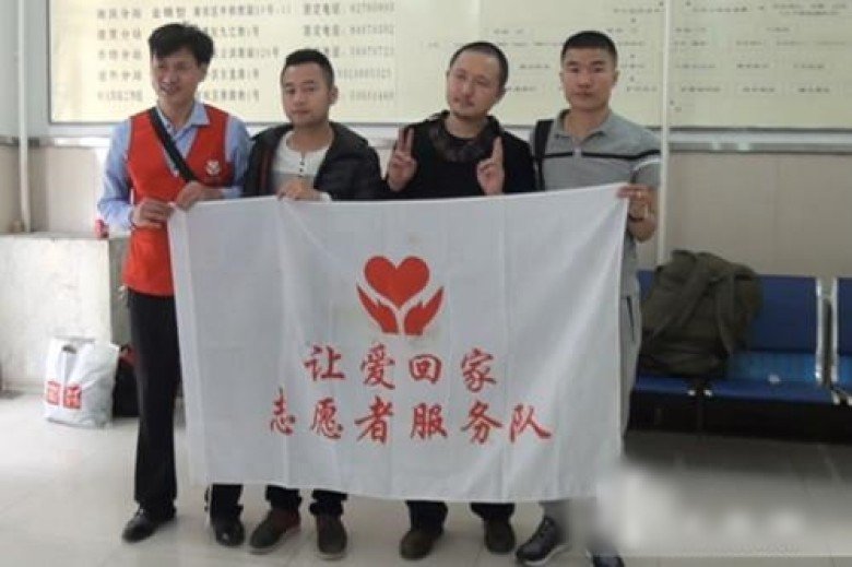 爱心团队将李传（右二）送回哈尔滨。