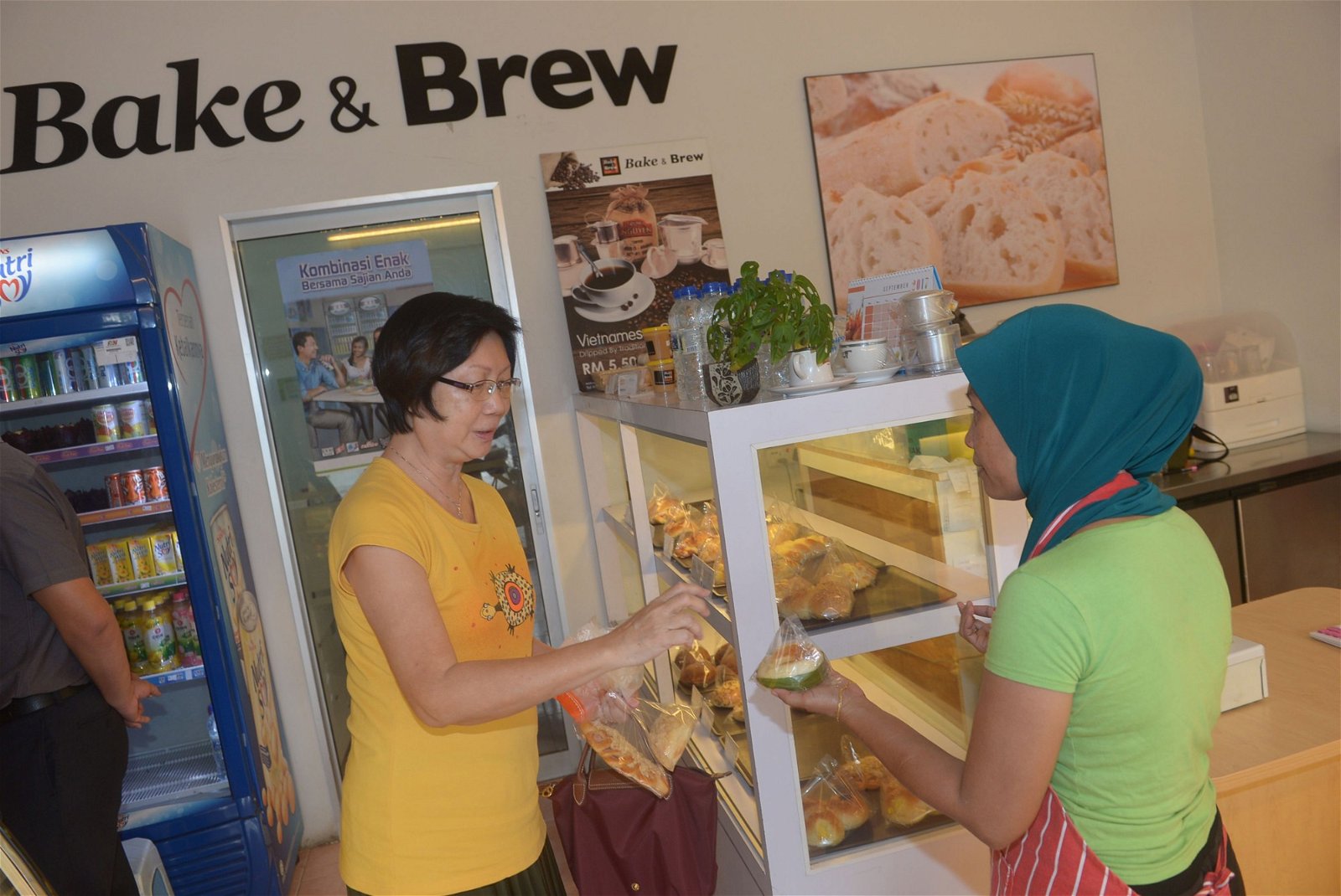 SuperMum Bakery售卖的面包新鲜又便宜，大部分美嘉花园的居民都是面包店的常客。（摄影：陈启新）