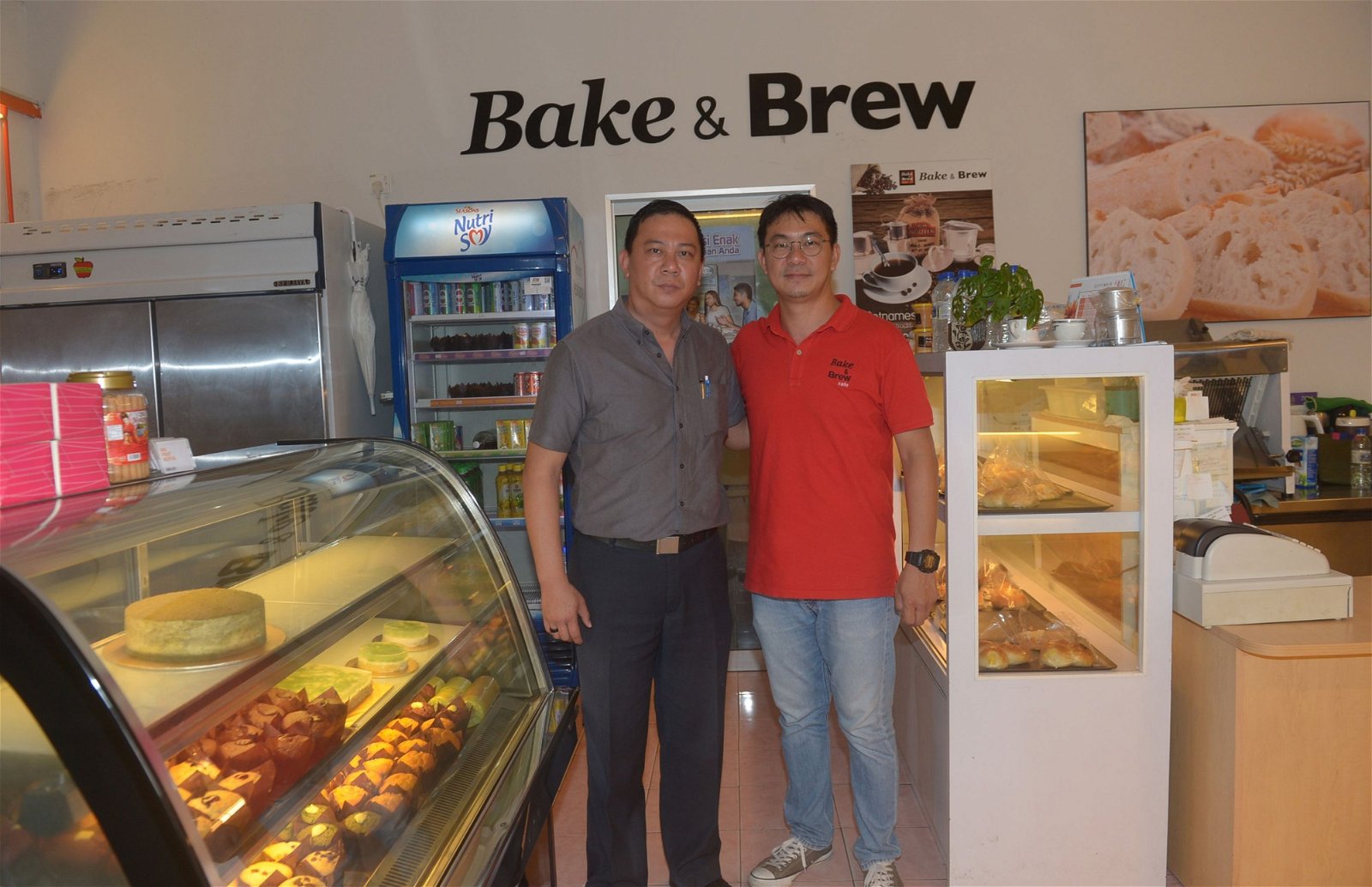 从事面包烘培生意的黄仁钦（右） 在哥哥的协助下，一起管理SuperMum Bakery的日常运作，与八打灵扶轮社一起扶持单亲妈妈，给予她们重生的机会。（摄影：陈启新）
