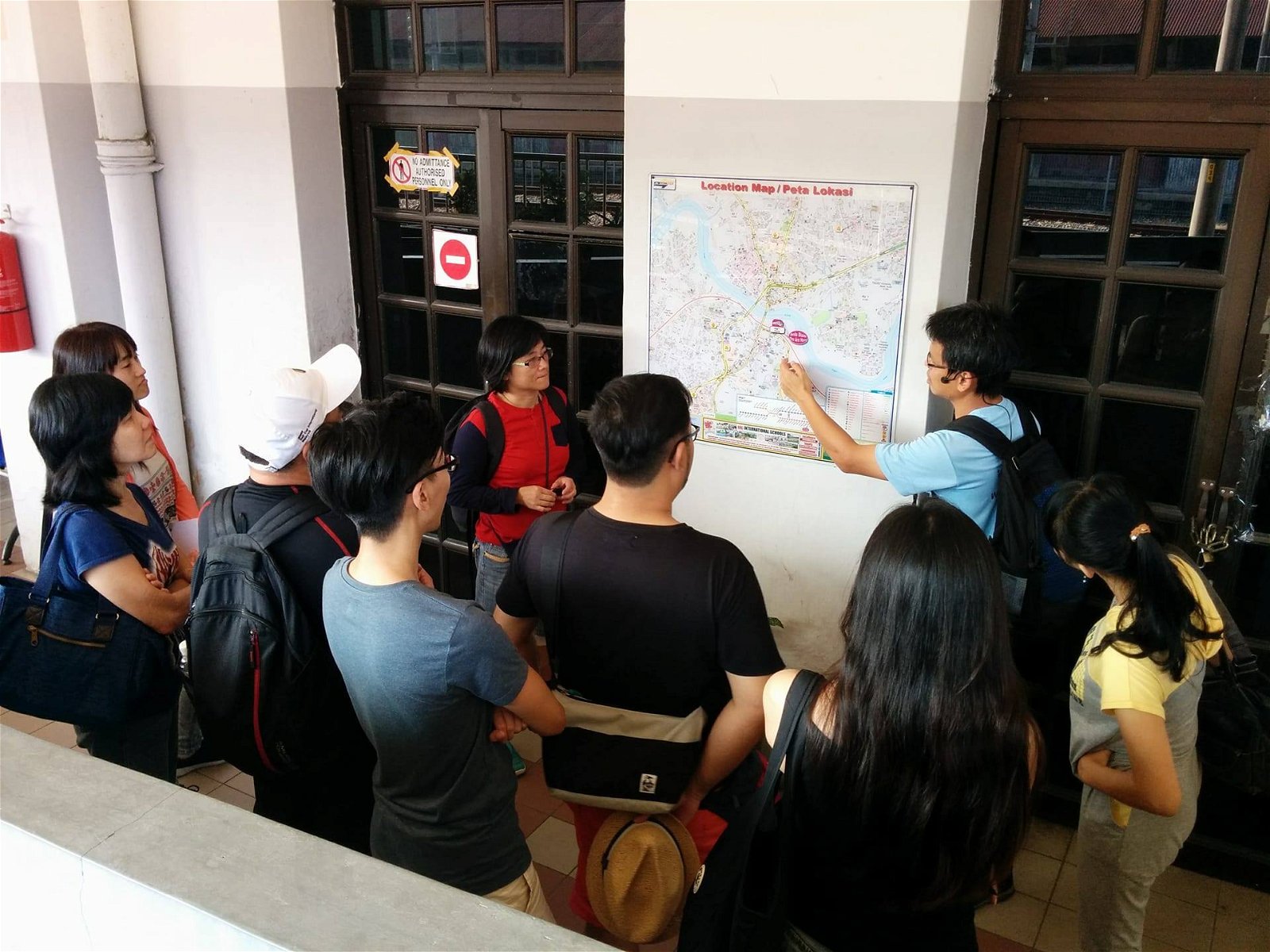 巴生南区曾是英殖民时期的行政中心， 其火车站也比吉隆坡火车站来得“老”， 因此每次做导览时， 周鸿辉都会要求游客 先聚集在火车站，从地理位置和建筑历史 开始说起。