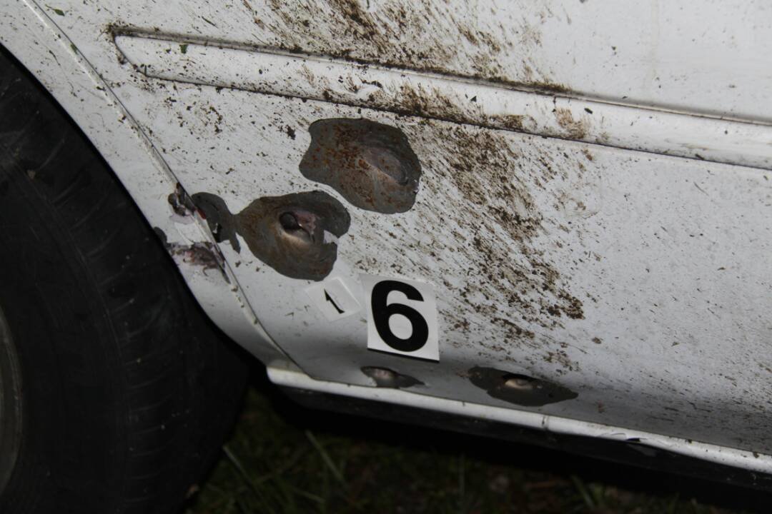轿车车身也被炸出数个洞，所幸事主伤势并无大碍。