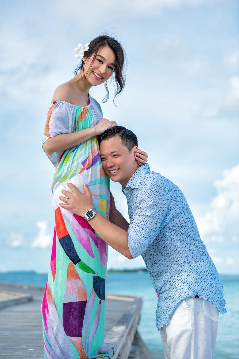 胡杏儿与圈外老公Philip Lee宣布怀孕喜讯。