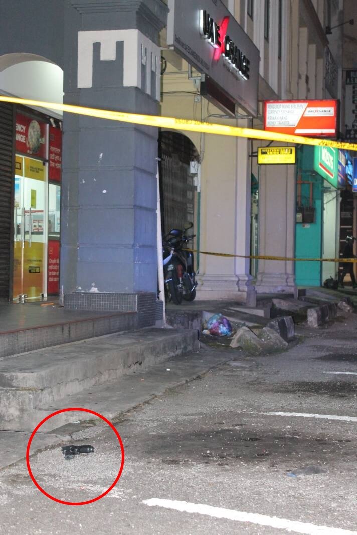 匪徒相信是在逃离时过度紧张，使手枪跌落在距离钱币兑换店外约10公尺的路面（红圈处）。