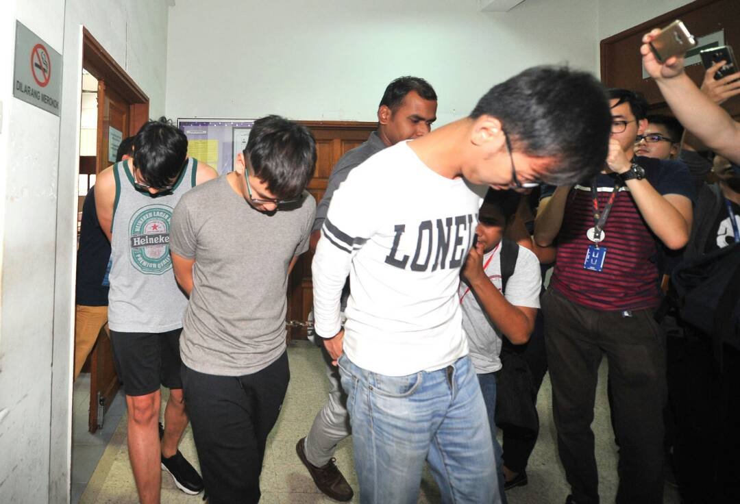 身穿灰色上衣与黑色短裤的李宗圣，与另2名华裔嫌犯被带至巴生推事庭。（摄影：邱继贤）