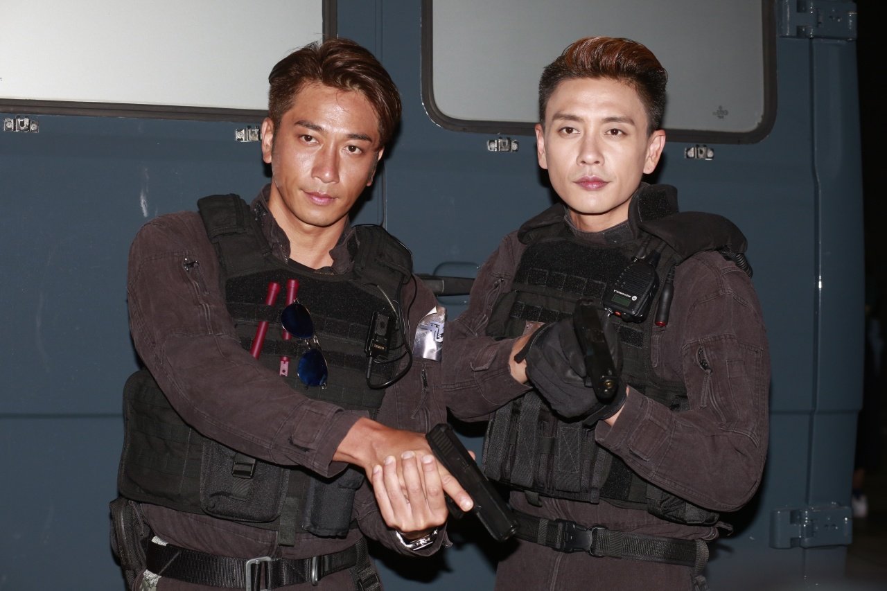 黄宗泽（右）与吴卓羲续拍摄剧集《英雄·刀·少年》十多年后再次合作。
