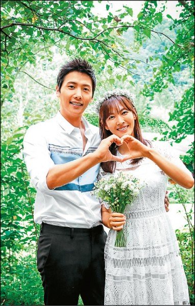 金素妍（右）和李尚禹合作《家和万事成》坠入爱河，宣布6月结婚。