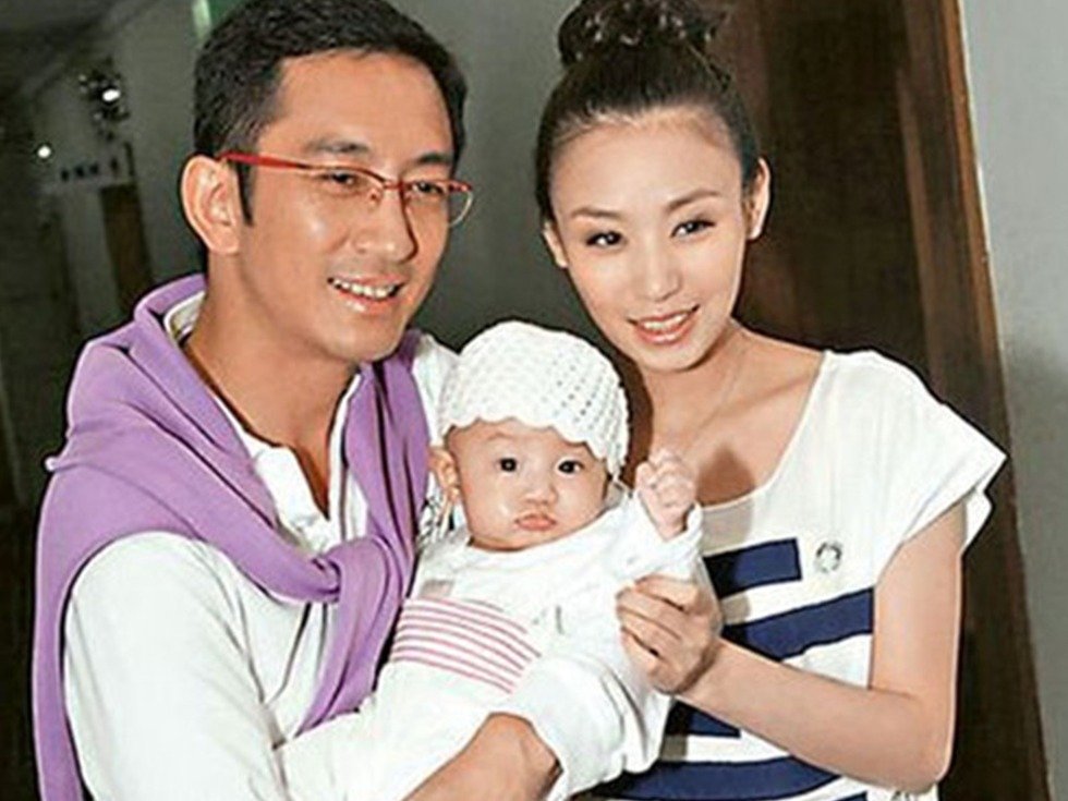 吴启华2014年10月与小21岁的太太石洋子离婚后，与6岁女儿分隔两地。