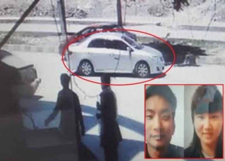 一对中国男女（小图）被歹徒挟持登上一辆无车牌的私家车（红圈处）。