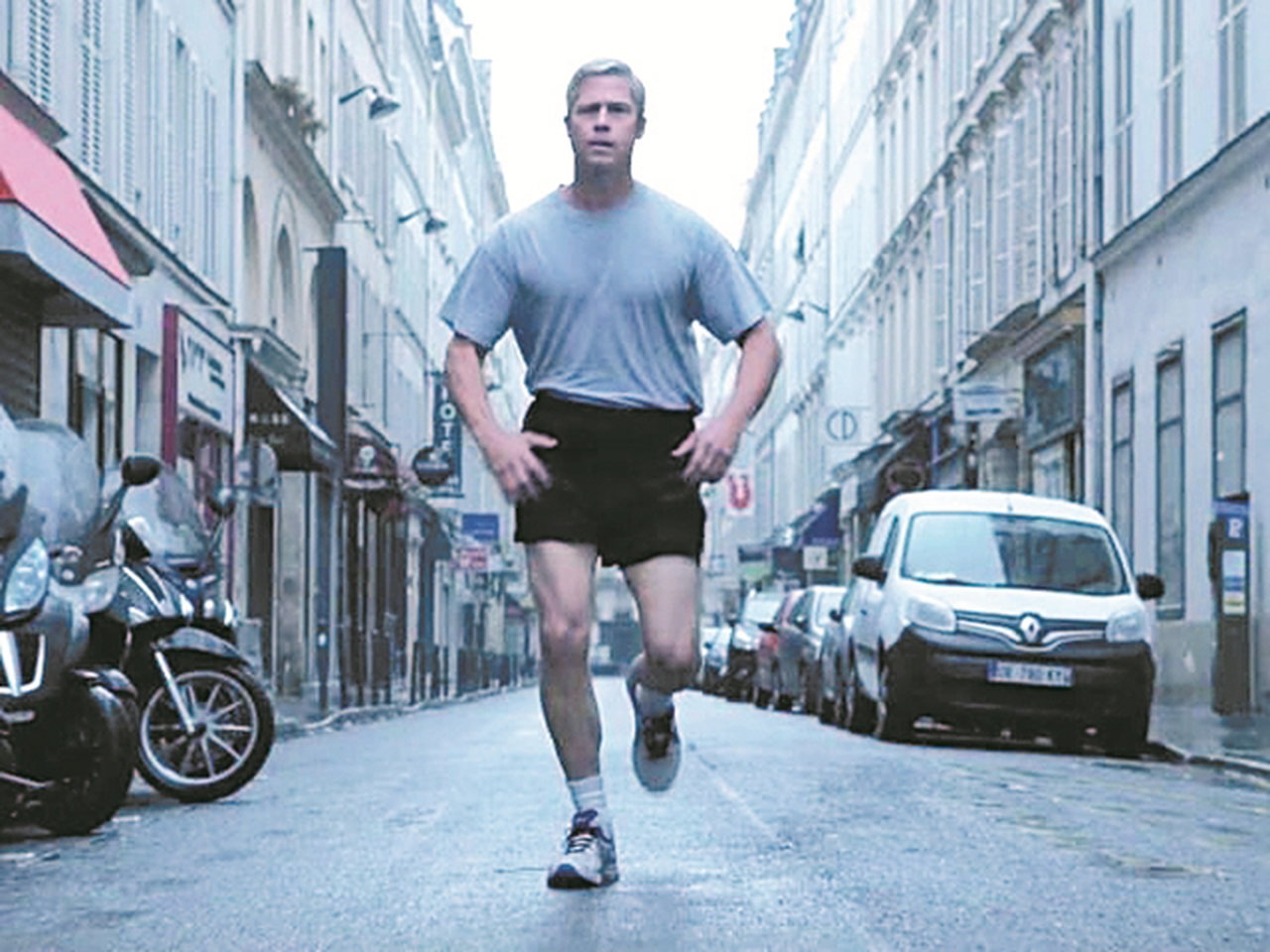 毕彼特在《战争机器》里穿运动热裤跑步，模样滑稽。