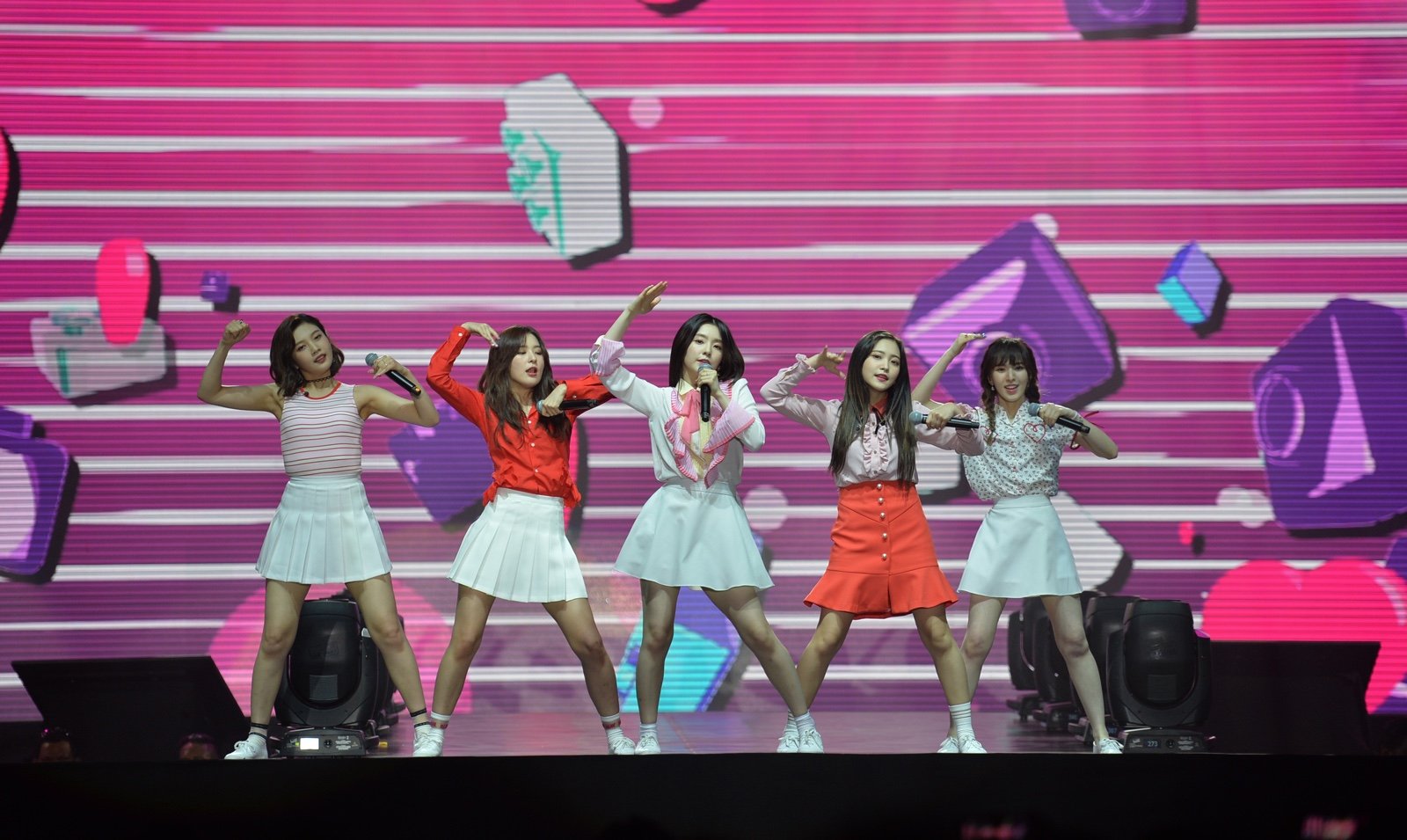 上月才来马的Red Velvet这次全员到齐，她们频频走到台边跟粉丝互动，叫粉丝又惊又喜！