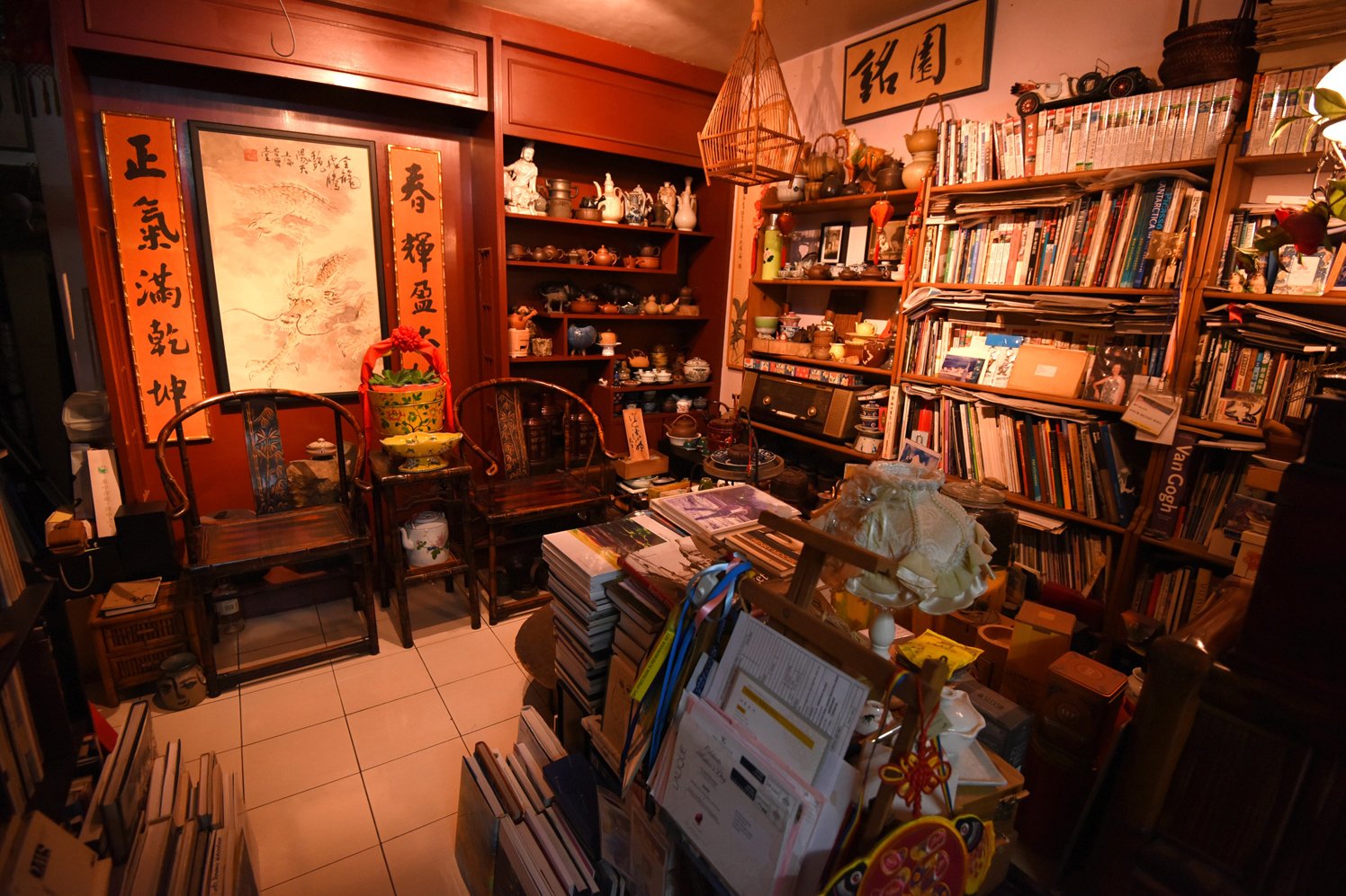 黄振景的家中有超过1万本的藏书，内容涵盖美术、 饮食、旅游、陶艺等，是他培养广泛兴趣的良伴。（摄影：黄良儒）