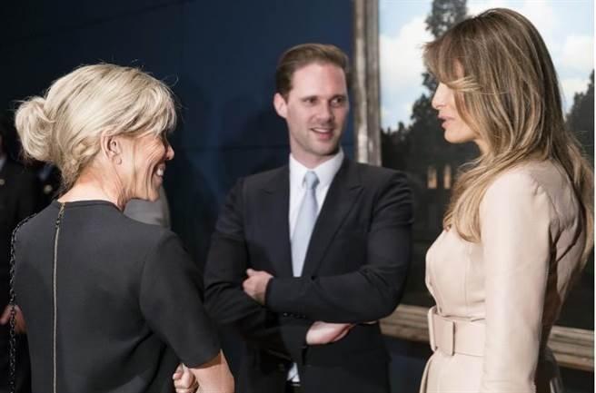 布丽姬和梅兰妮亚在博物馆寒暄，中间为卢森堡总理丈夫戴斯特尼。