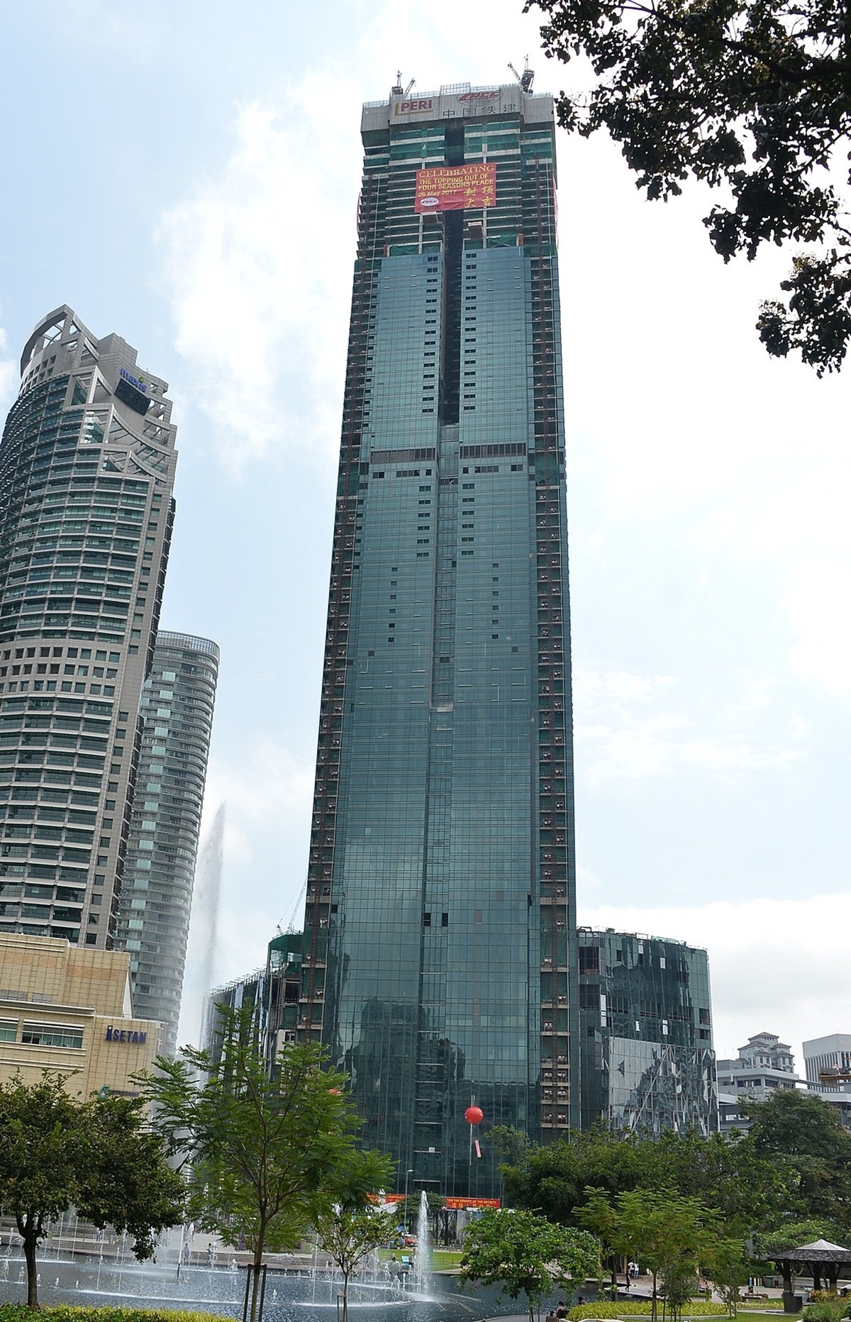 中国铁建承建的吉隆坡四季酒店成功封顶，这栋77层高的酒店将成为继双塔楼后，吉隆坡第二高大楼。（摄影：颜泉春）