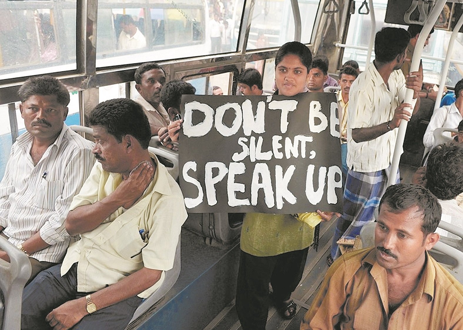 2012年，印度曾发生举世震惊的女大学生在巴士遭暴力轮奸致死事件，此后该国掀起数波保护女性的抗议浪潮。今年5月，印度最高法院裁决，维持4名涉案被告死刑判决。这是一名女子在一辆巴士上，举著“勿哑忍，说出来”的纸牌。