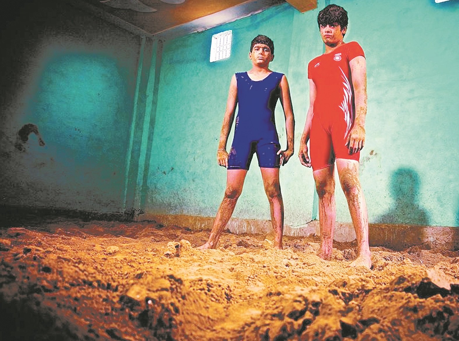 在印度这个女性地位低下的国度里，女性从事摔跤行业是一件非常“出格”的事情，然而印度哈里亚纳邦的阿拉瓦特姐妹，却勇敢地挑战了这样的“规矩”。