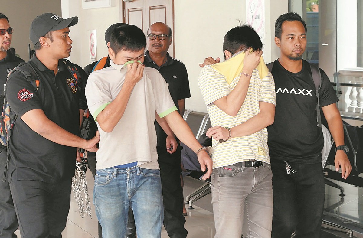 林文辉（左2起）与杜凯伦被押上庭时，以衣服遮挡脸部。