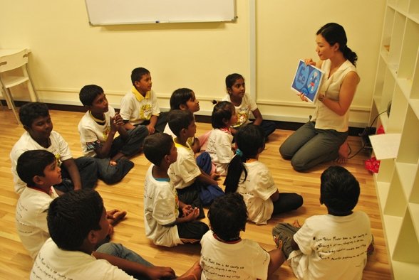 小黄花的孩子们大多来自国立学校，以马来文教学居多，因此小黄花特别请来专业的导师教英文，提升英文会话与阅读能力。