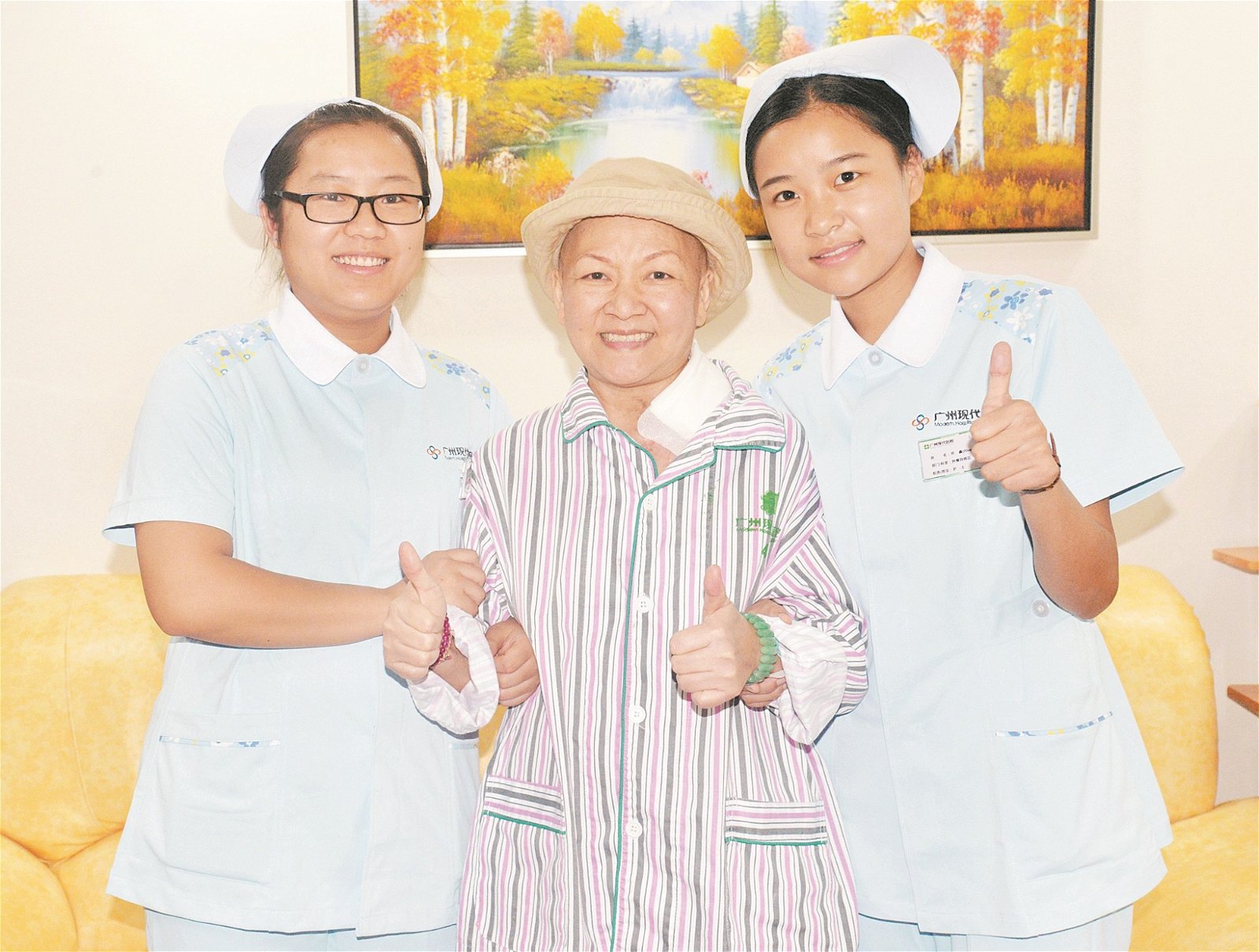姚彩凤和中国医院里的护士共同合照， 感谢抗癌期间得到医护人员的照顾。