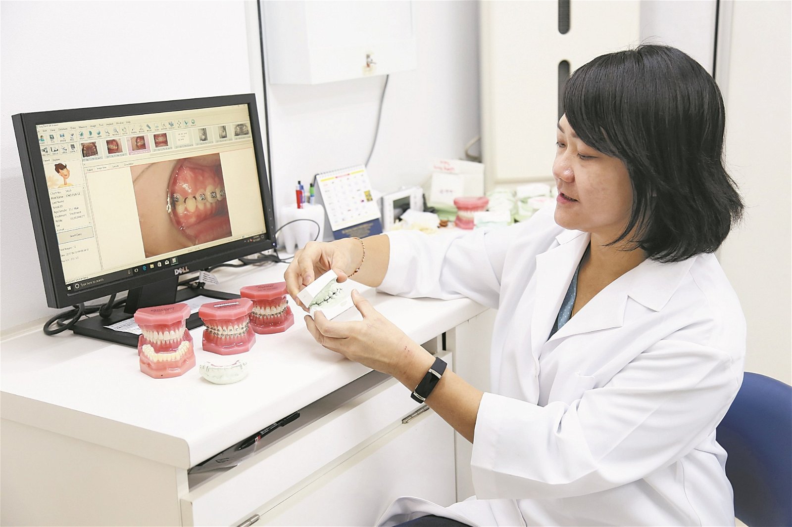 郑若蕙展示各类型矫正器和牙模。她解释普遍民众对绑牙的迷思：“绑牙后不会使牙齿长期无力，只要适应一段时间，牙齿又能重回昔日正常咀嚼力度。”能帮助别人重拾信心，是她目前做牙医最大的推动力。