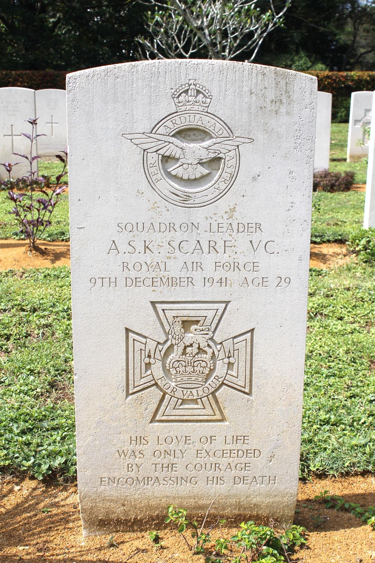每一个墓碑的背后都有不同的故事，图为英国皇家空军少校阿瑟的墓碑，他在殉职时才29岁。