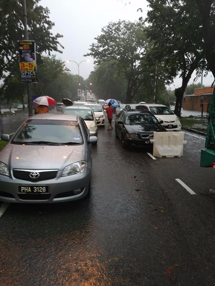 周六傍晚时分，槟岛西南区敦阿旺医生路已被水淹没，轿车司机唯有停车，等待水退。（图取自槟岛市政厅面子书）