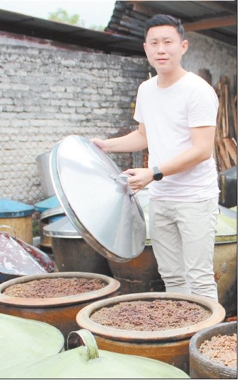 卢家雄强调尽管四和酱园逐步企业化，但仍坚持以最传统的瓦缸酿制酱料方式，保留祖辈的古早味。