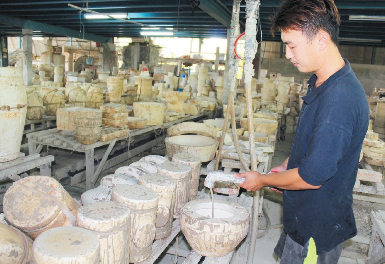 亚依淡因价廉物美的陶瓷品闻名，如今销量大不如前，为数不多的陶瓷业者仍坚持留守。