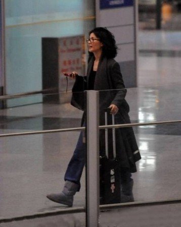 王菲被拍到在机场奔走寻找谢霆锋。