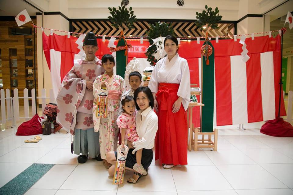 这个周末，家长可以带小孩参加日本“七五三”节庆活动，全家人穿上和服一起体验日本文化，增进亲子关系。