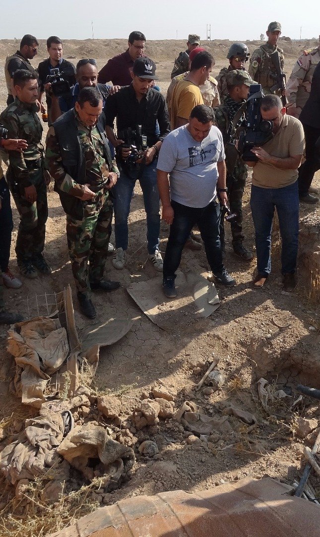 伊拉克军方人员和媒体记者，周六在哈维杰视察埋了多具遗骸的乱葬岗。
