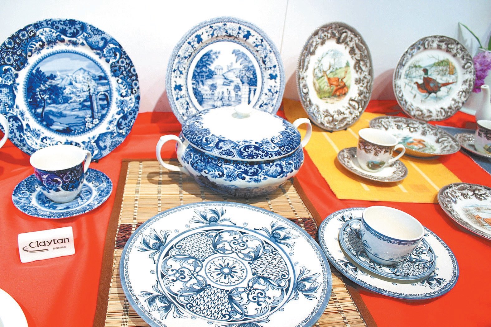 佳丽登集团所生产的陶瓷餐具采用陶瓷釉下彩工艺，无铅无毒，达到产品安全指标，让消费能放心使用。
