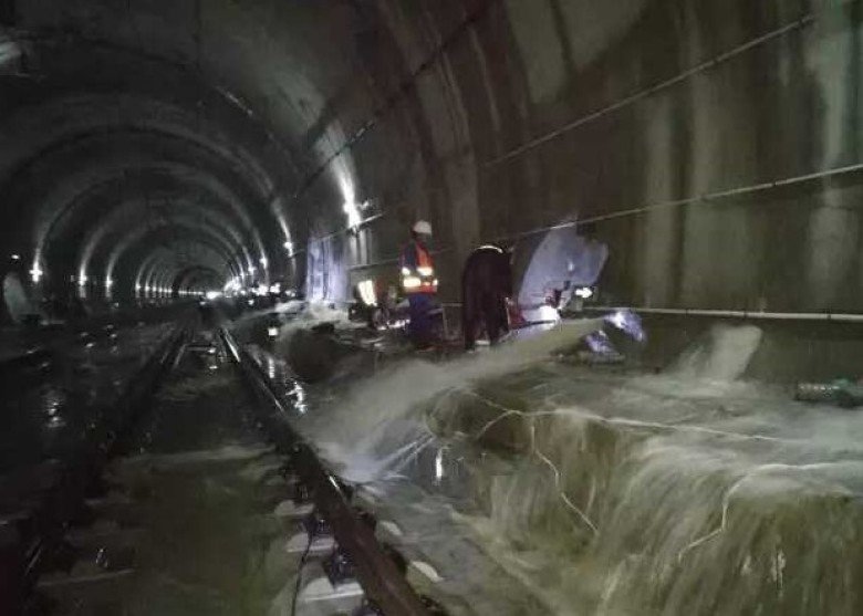沪昆高铁贵州段多处隧道有质量问题，官方证实当中存在偷工减料的问题。今年6月，隧道出现严重渗水。