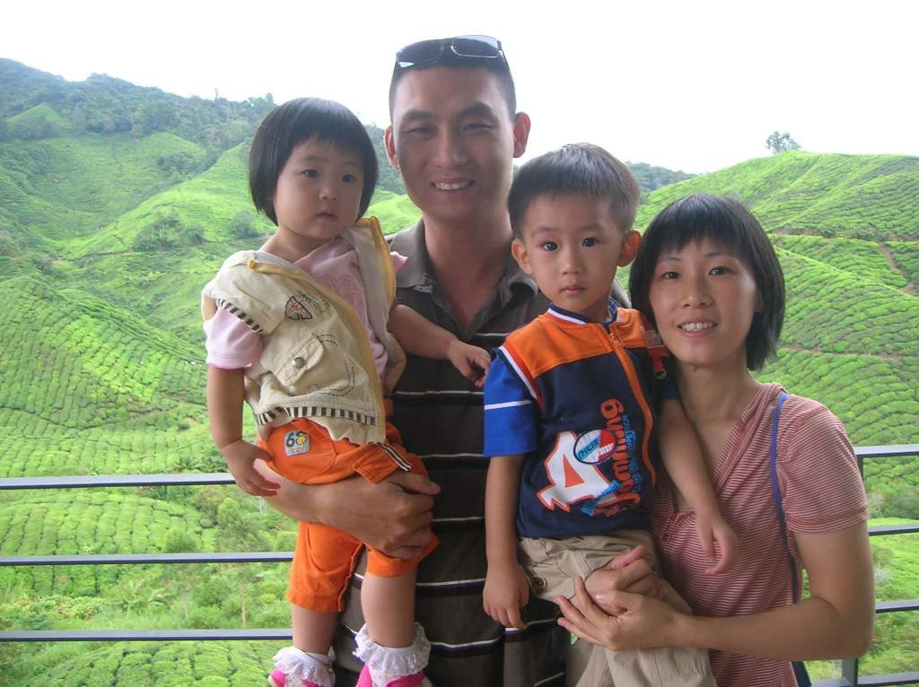 林瑞木（左2）2011年与妻子及儿女到金马伦旅游时所拍摄的照片，然而，如今其妻子及儿女却已不幸葬身火海，天伦已毁。（图取自林瑞木面子书）