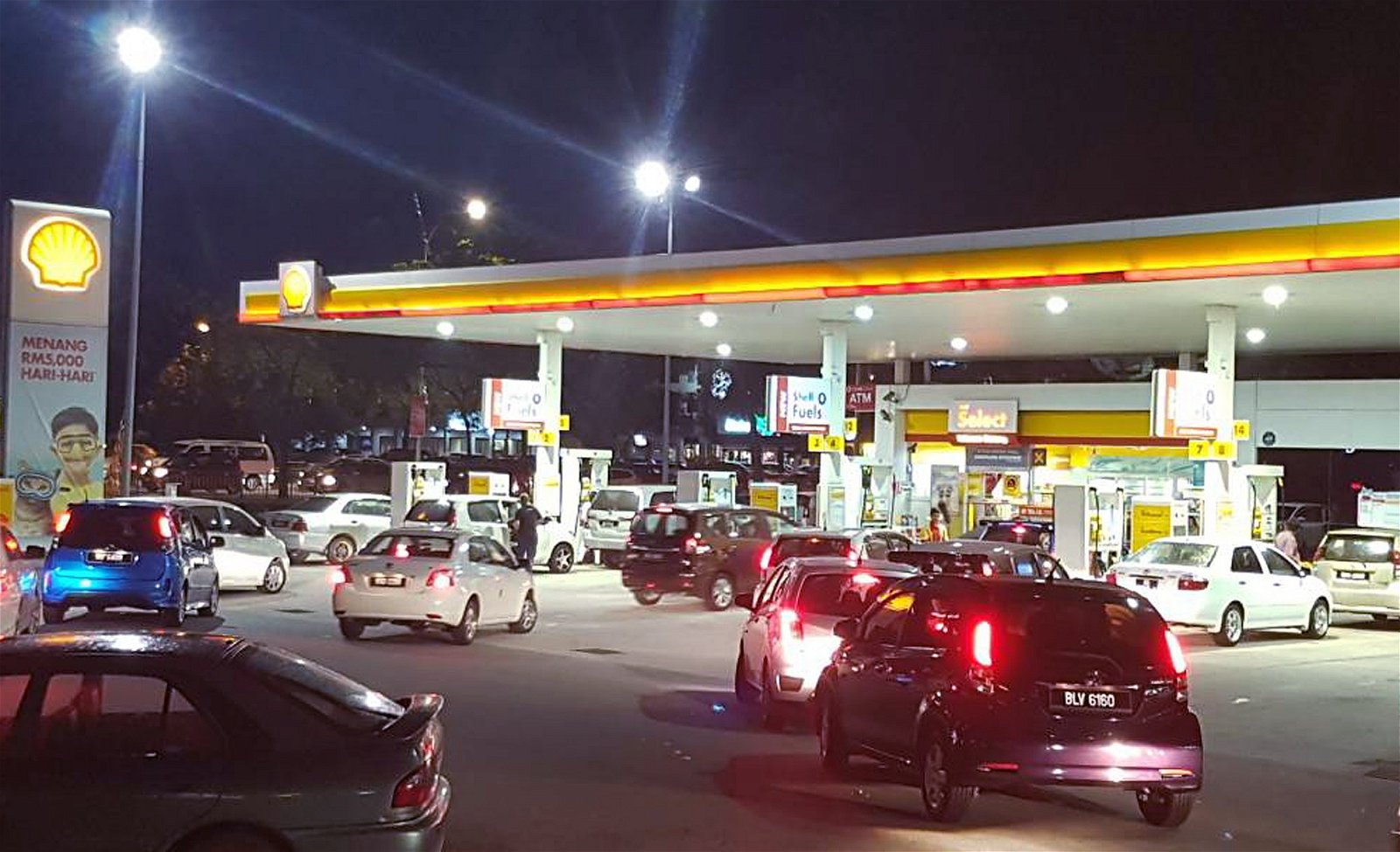 油涨价的消息传开后，驾驶人士纷纷前往油站添油，图为吉隆坡班登英达一间油站在晚上8时出现排队添油的车龙。（摄影：田咏逸）