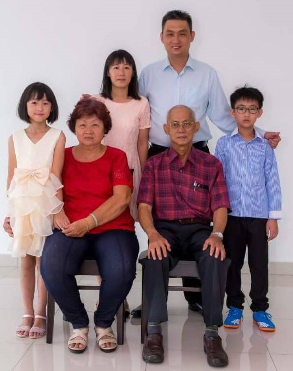 林瑞木（后右2）及家人早前拍摄的的全家福，如今照片中的林爸爸、林妈妈、妻子、儿女皆已不在人世，只剩林瑞木一人独自面对这残酷的世界。