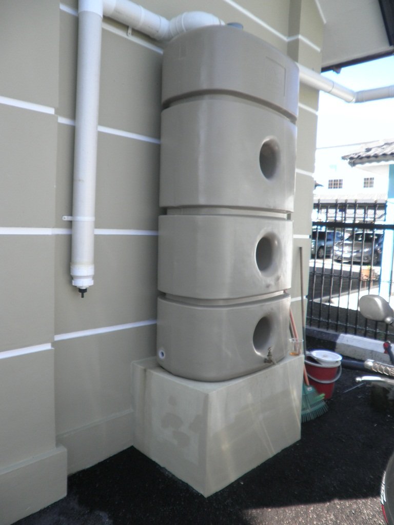 和谐厕所旁附设雨水回收槽，将收集到的雨水用来清洗厕所。