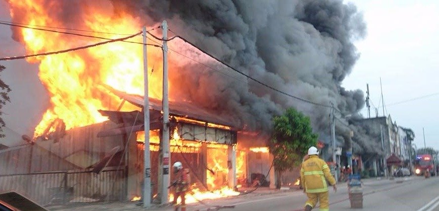火势从角头首间店屋烧起，冲天火势骇人，当时正值繁忙交通时段，大火造成当地交通一度陷入停滞的情况。
