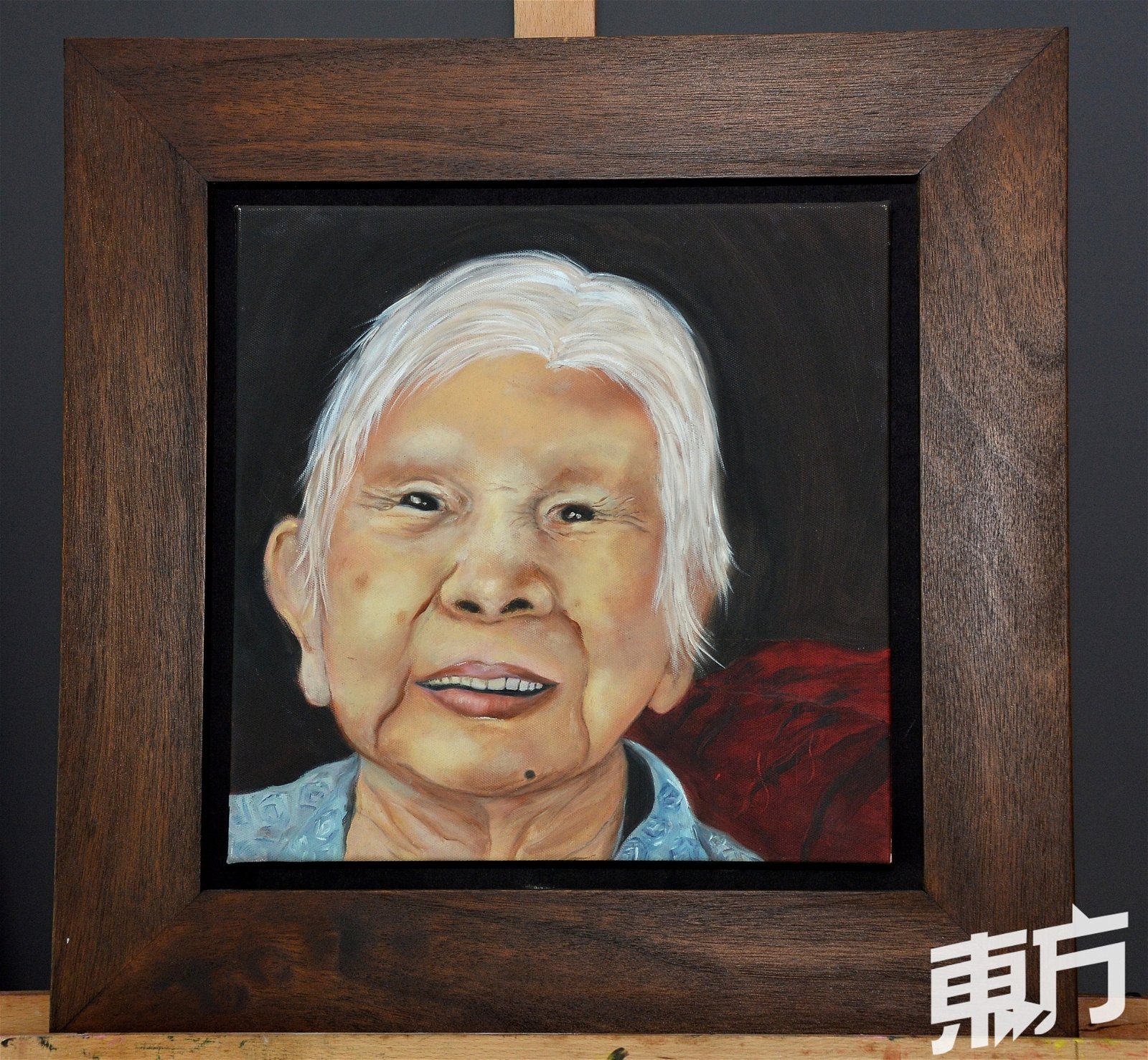 陈雪丽为人所熟悉的风格是多媒介抽象派艺术，但其实她也有其他风格的作品。图为出自她手笔，患上老人失智症母亲的画像。