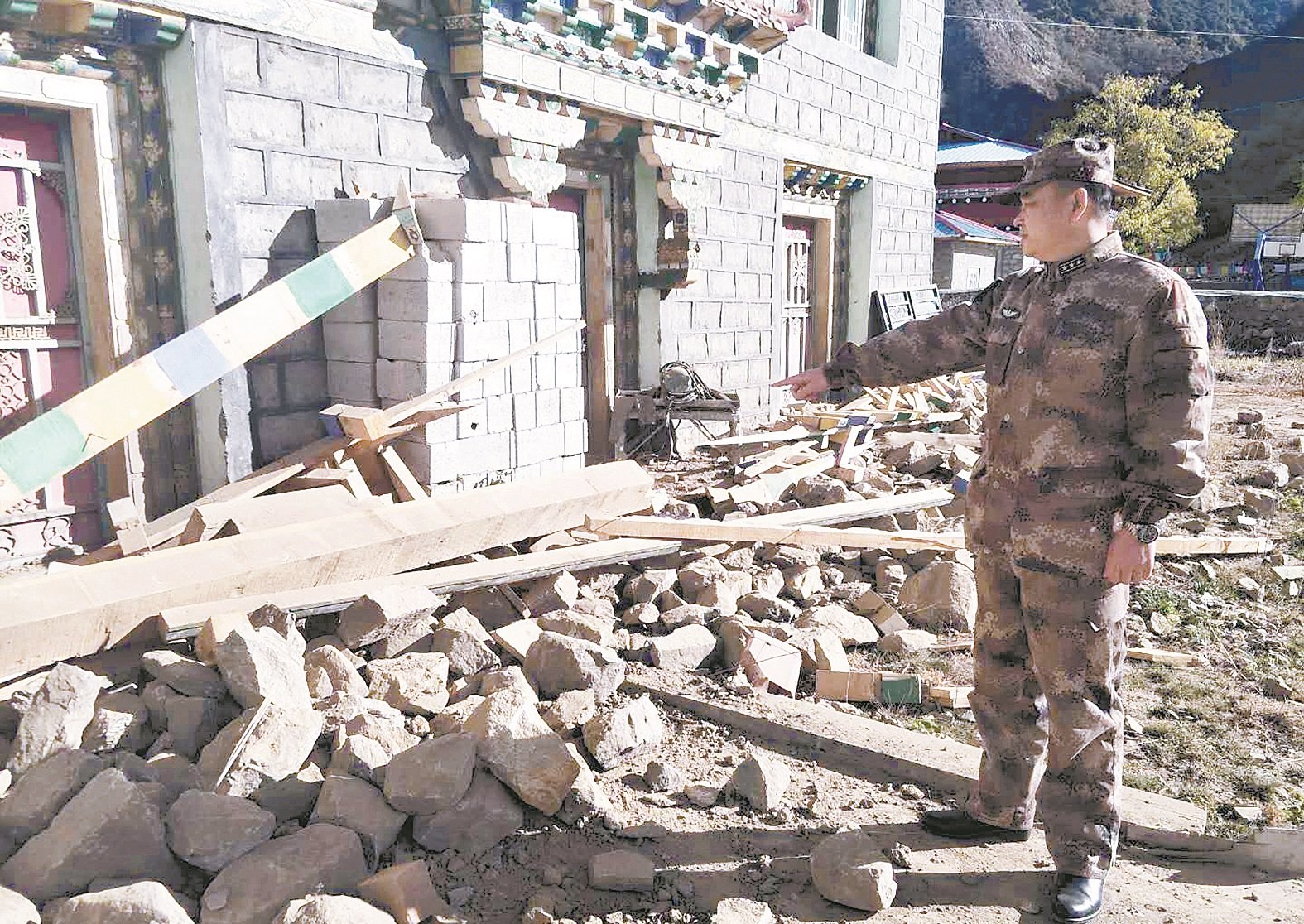 解放军在地震后赶到米林县灾区救援，当地部分房子出现坍塌的情况，所幸未有严重灾情。