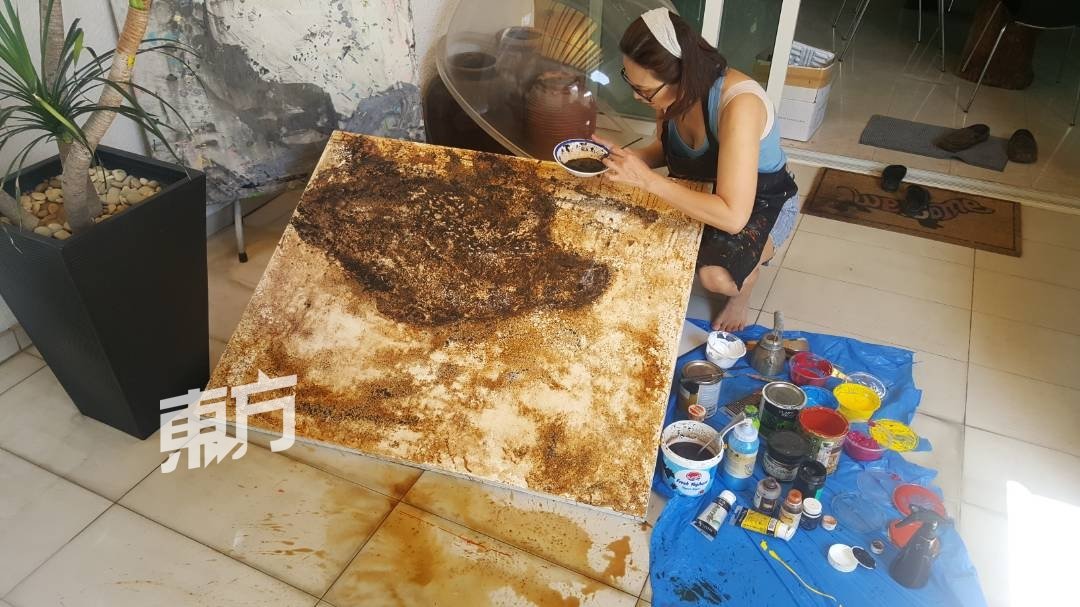 以海龟为主题的作品皆以咖啡渣完成，陈雪丽透露：“用的是登嘉楼出产的咖啡，能呈现独特的赤褐色！”她认为，作为来自登嘉楼的女子，用来自登嘉楼的咖啡绘制该地最独特的景象——海龟产卵，让整件事更具象征意义。