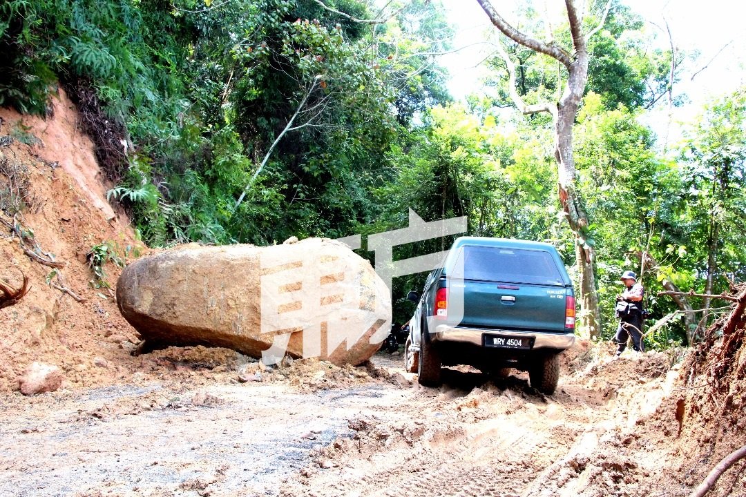 11月4日暴雨发生时，卓坤山有一颗大石滚落，砸在山上的柏油路，所幸没造成任何人受伤。（摄影：何湘云）